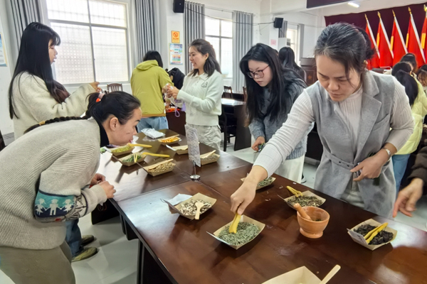 挑选药材制作香囊。