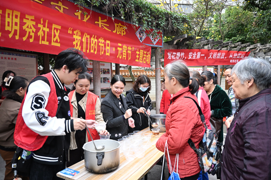 学生志愿者分发汤圆。张远晶摄