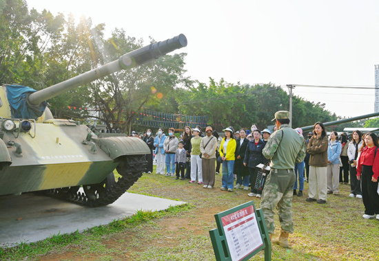 妇女干部职工参观陆军装备区。