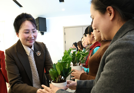 县领导为参会代表赠送绿植