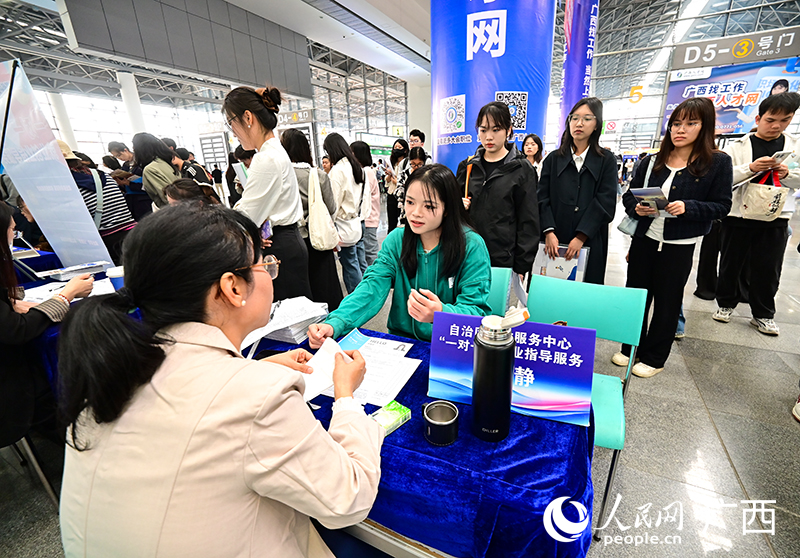 求职者认真咨询。人民网记者 雷琦竣摄