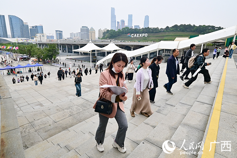 上午九点，不少求职者已来到现场。人民网记者 雷琦竣摄