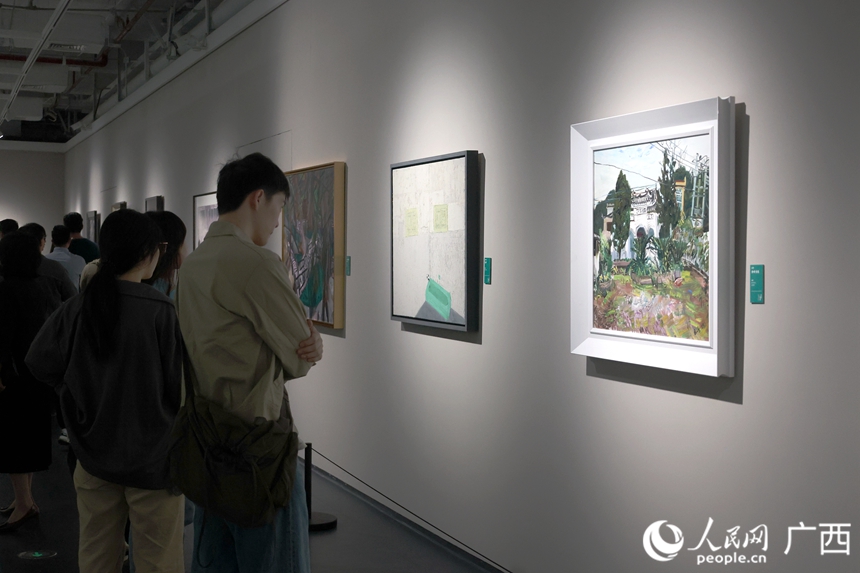 觀眾參觀畫展。人民網記者 覃心攝