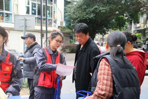 工作人员正在为居民解答燃气使用问题