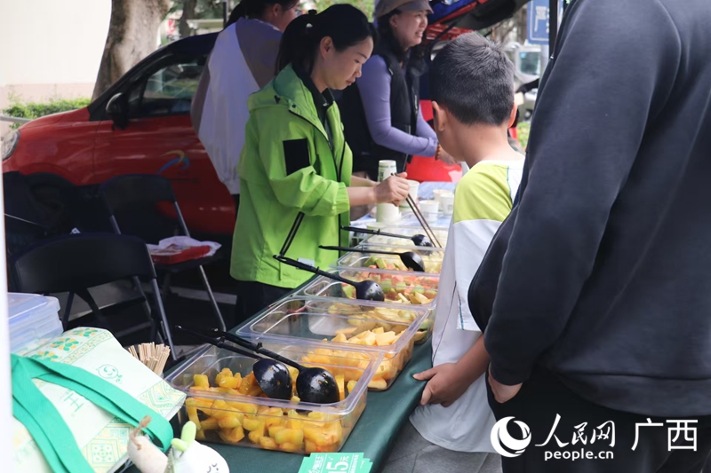 酸嘢亮相市集,吸引觀眾注意。人民網 劉璐瑤攝