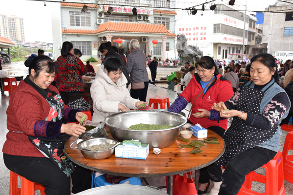 制作传统美食艾粑粑。