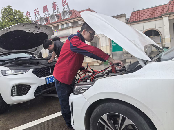 为客户搭电修车