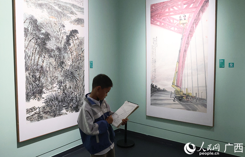 小朋友在画展临摹。人民网记者 覃心摄