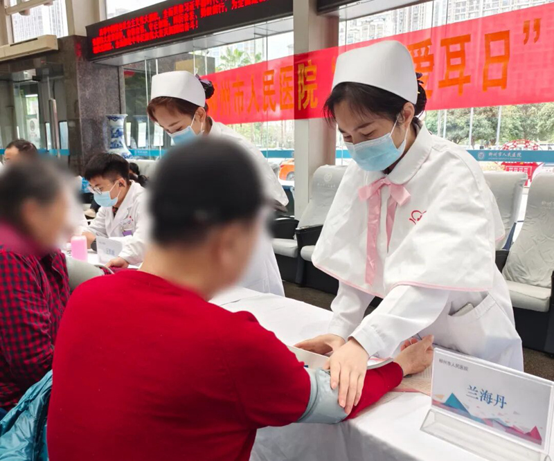 义诊活动现场。柳州市人民医院供图