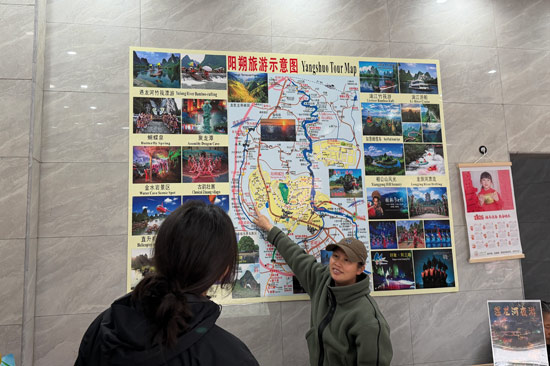 零售户为游客提供旅游相关服务 李林蔓摄