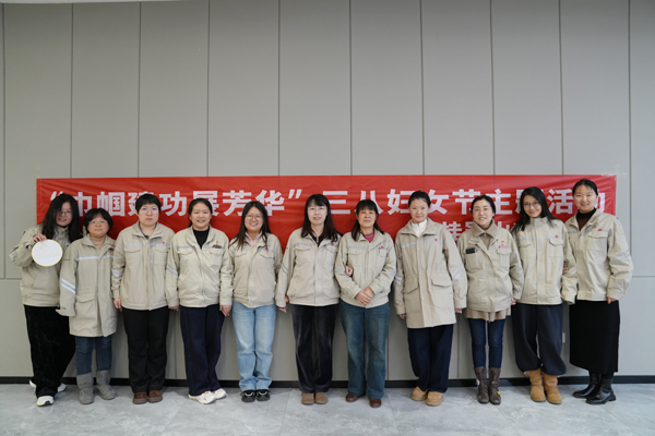 合影留念。郑童童摄