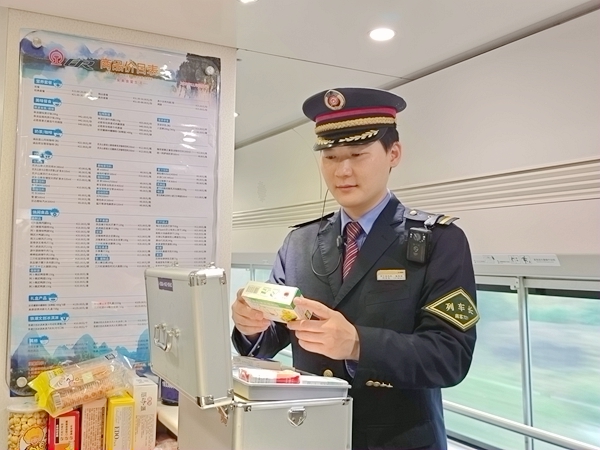列车长陈军林仔细清点红十字药箱内药品，核对药品名称与有效期。黄斌立摄