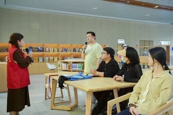 旅客分享阅读心得体会。凌靖智摄