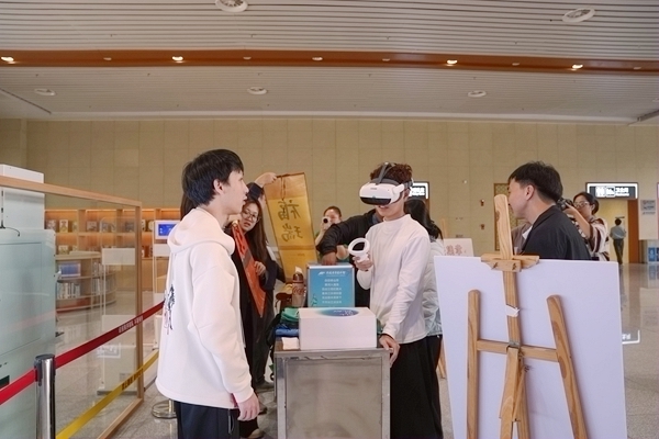 越南籍学生旅客体验VR阅读。凌靖智摄