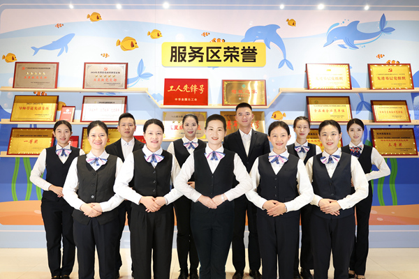 欽州西服務區職工合影。李偉攝