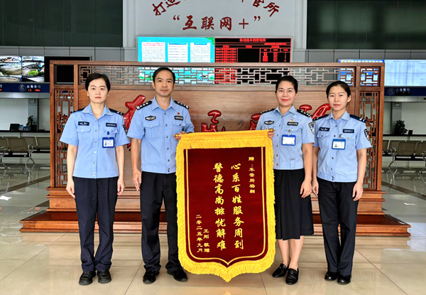 杨翱与同事们收到锦旗。