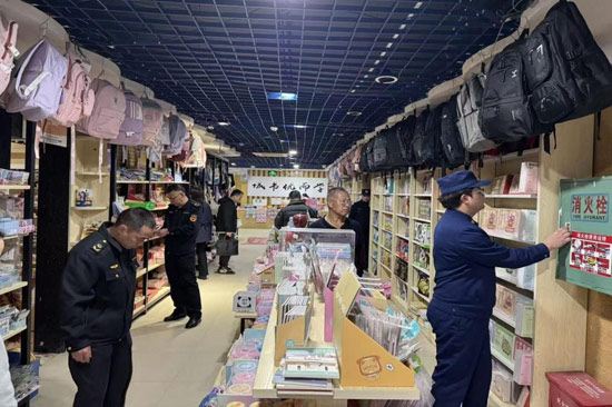 （聯合執法人員到學而優書店進行檢查）