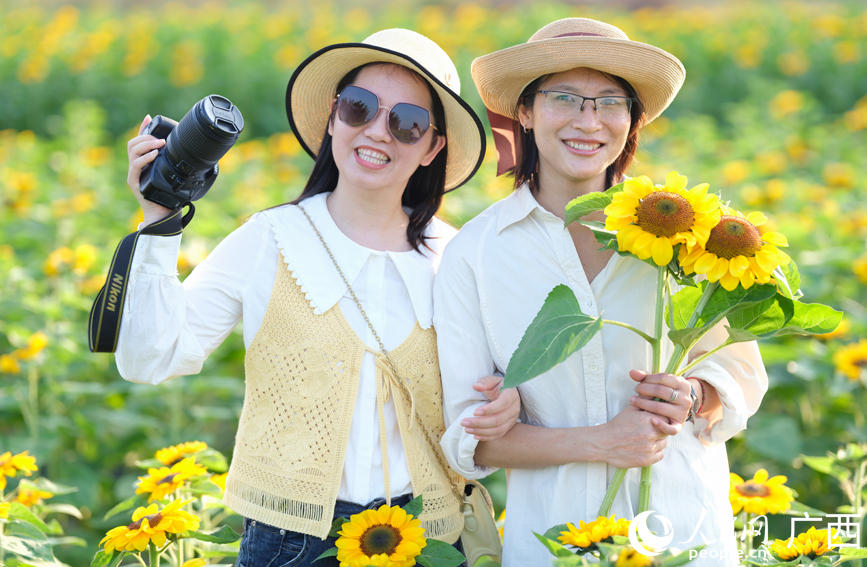 游客在拍照打卡。