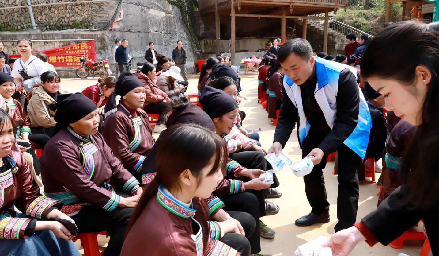 给群众发放宣传品。俞玉波摄