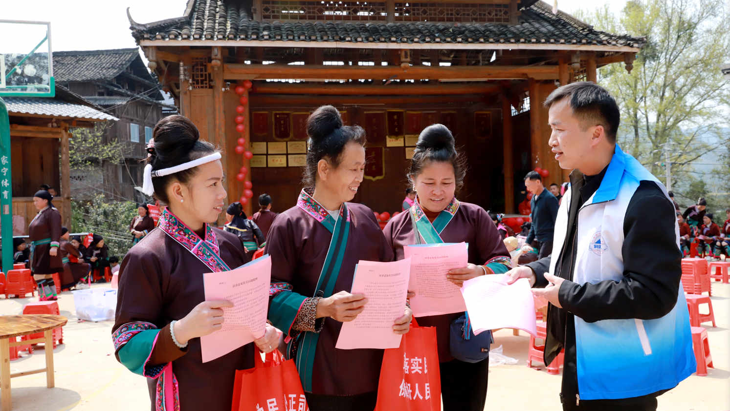 开展法律草案意见建议征集工作。俞玉波摄