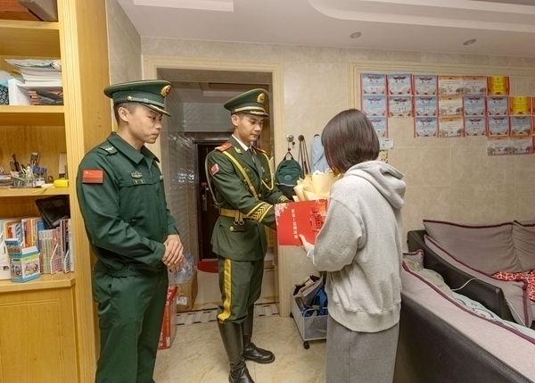官兵为军嫂送上鲜花祝福。李家涛摄