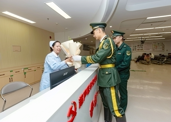 官兵为军嫂献上鲜花祝福。李家涛摄