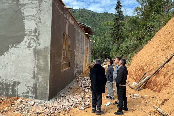 工作人员入户开展房屋因灾损坏修缮核验工作。八步区应急管理局供图