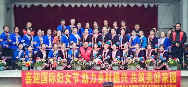 开展文艺汇演。秦佑德摄