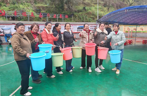 领取游园奖品。张靖摄