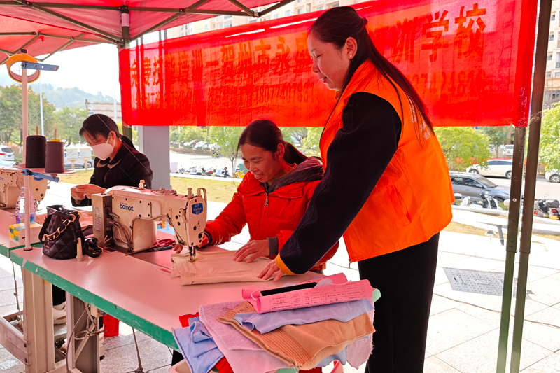 群眾體驗裁縫技能。