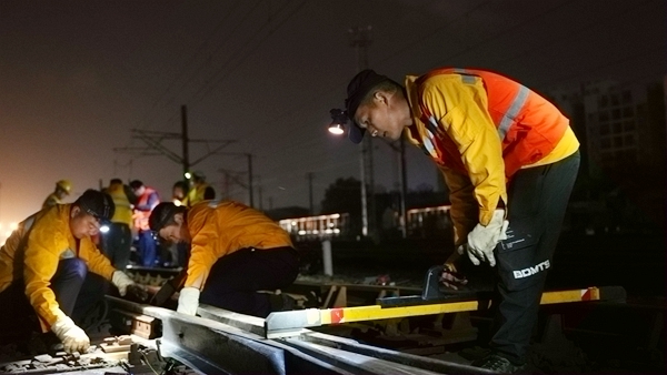 作業人員使用測量工具對鋼軌進行測量。陳健攝