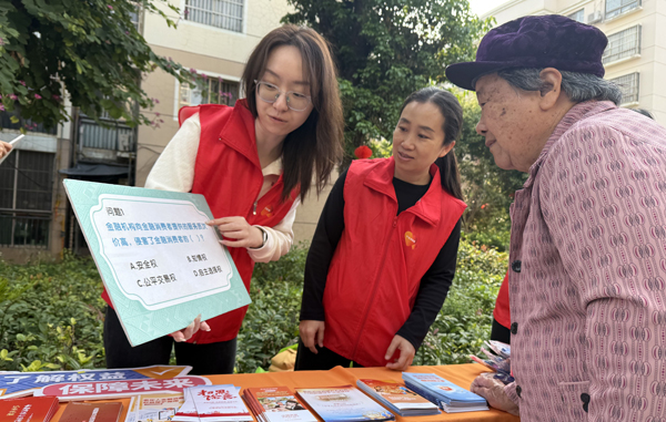 居民参与金融知识有奖问答。平安产险广西分公司供图