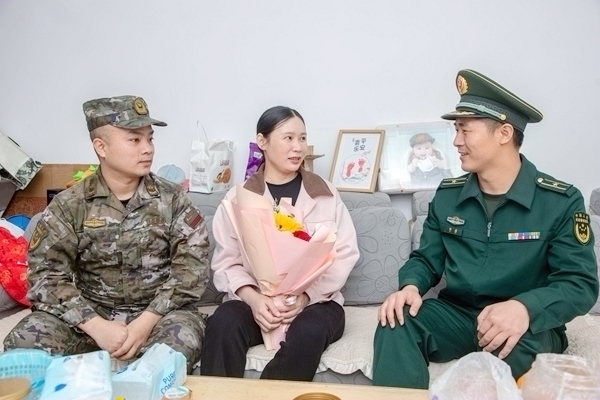 武警官兵與軍屬親切交談。