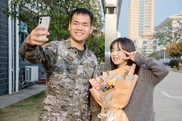 武警官兵與家屬合影留念。