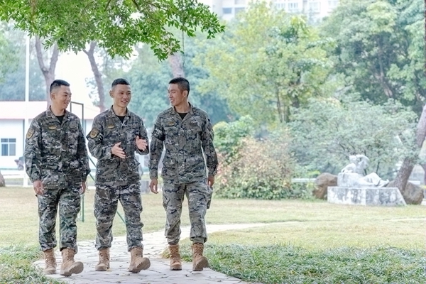 官兵们密切交流军营见闻。刘亿摄