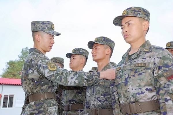 骨干在日常训练中倾心帮带战友。刘谦摄