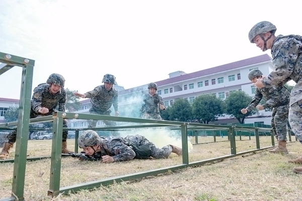 官兵们以更昂扬的斗志投身练兵场。刘亿摄