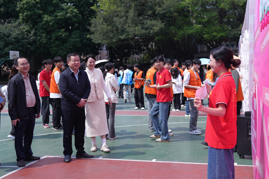 學校黨委書記李林、副校長黃海濱在活動現場。李浩攝