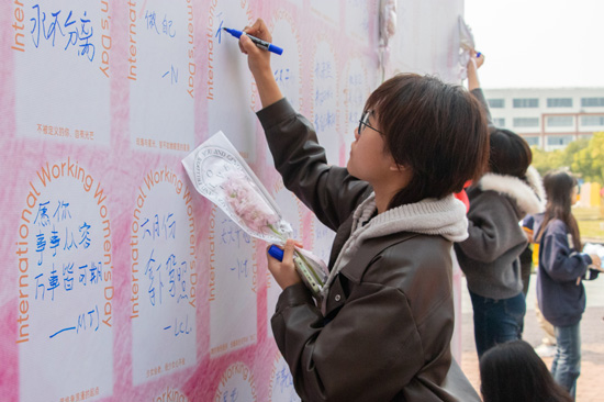“予她花海致敬不凡”活動現場。曾鵬宇攝