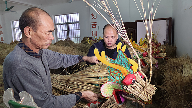 龙头乡龙头社区联街屯的老艺人们正加紧扎制草龙。凌渐俊摄