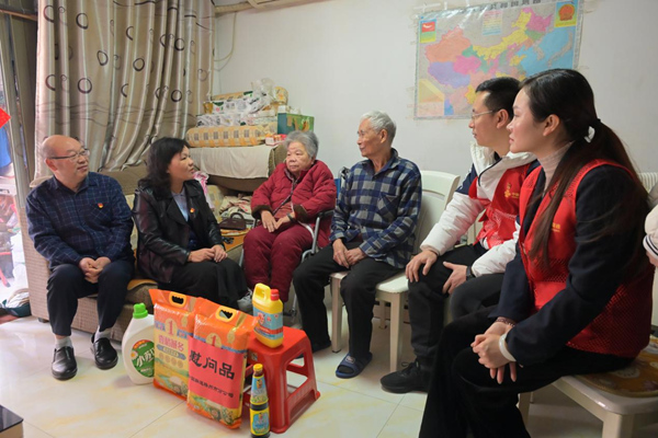 “联通小象”志愿者联合社区走访空巢老人，送去生活物资，普及适老化反诈知识，用真诚陪伴温暖老人心田。广西联通供图_副本