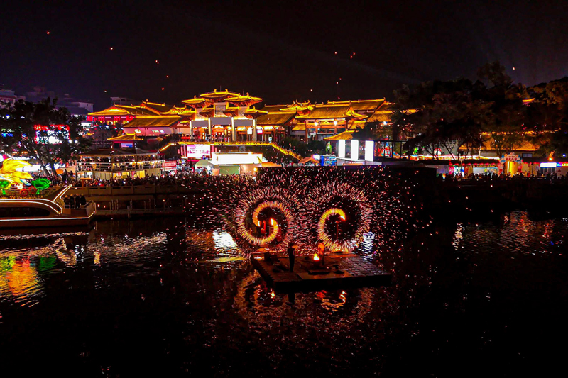 容州古城非遺打鐵花綻放夜空。