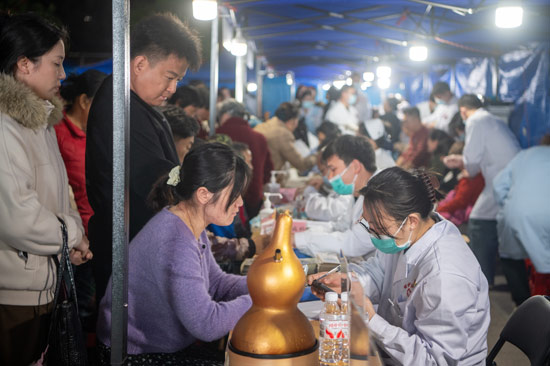 图为中医义诊区医生为群众把脉问诊 卢家尼摄