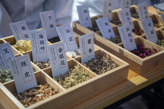 图为现场中药材展示 卢家尼摄