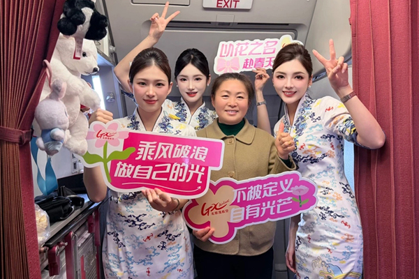 在万米高空为旅客送上节日祝福。新海航北部湾航空供图