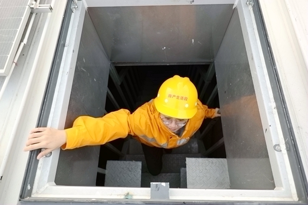 陈雨霜爬上通往站房屋顶的狭窄通道。杨羡树摄