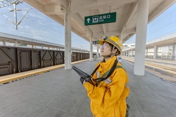 陈雨霜在玉林站检查站台雨棚。陈润摄