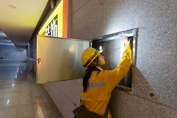 陈雨霜在玉林站检查干挂石材龙骨是否完好。陈润摄
