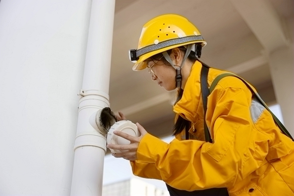 陈雨霜在玉林站检查站台排水管。陈润摄