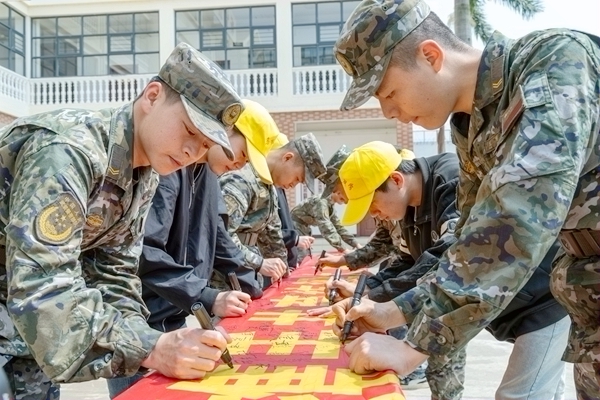 武警官兵與駐地學生簽字留念。